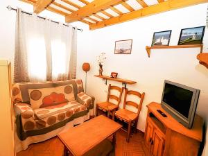 sala de estar con sofá y TV en Apartamentos Cerca del Mar con Azotea Comunitaria, en Conil de la Frontera