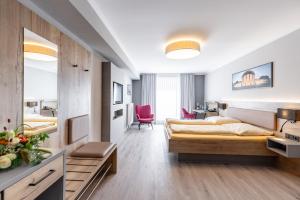 Cette chambre comprend deux lits et un bureau. dans l'établissement Hotel Restaurant Bismarckturm, à Aix-la-Chapelle