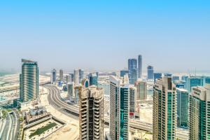 Nespecifikovaný výhled na destinaci Dubaj nebo výhled na město při pohledu z apartmánu