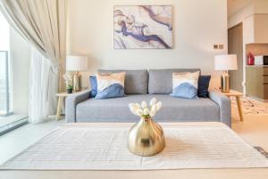 Postel nebo postele na pokoji v ubytování Burj Royale, Downtown Dubai - Mint Stay