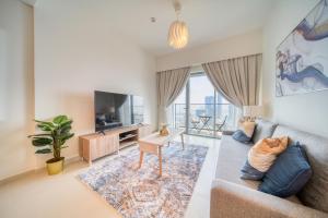 TV a/nebo společenská místnost v ubytování Burj Royale, Downtown Dubai - Mint Stay