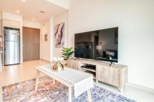 TV a/nebo společenská místnost v ubytování Burj Royale, Downtown Dubai - Mint Stay