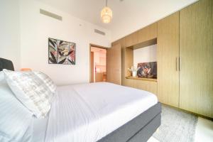 Postel nebo postele na pokoji v ubytování Burj Royale, Downtown Dubai - Mint Stay