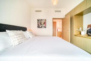 Postel nebo postele na pokoji v ubytování Burj Royale, Downtown Dubai - Mint Stay