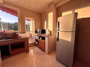 uma cozinha com um frigorífico e um fogão forno superior em 2 bedrooms + living room. Intelak 1 Rabat Agdal em Rabat