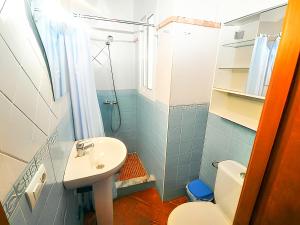 Baño pequeño con lavabo y aseo en Apartamentos Cerca del Mar con Azotea Comunitaria, en Conil de la Frontera