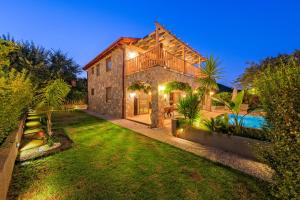 vista esterna di una casa con piscina di VILLAS KAYAKOY 2 OLUDENIZ/FETHIYE a Fethiye