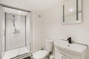 a bathroom with a toilet and a shower and a sink at Stunning Yorkshire Gem - Sleeps 4 in Castleford