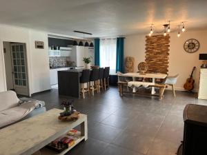 un salon avec une cuisine et une salle à manger dans l'établissement Villa piscine & terrain tennis, à Méjannes-le-Clap
