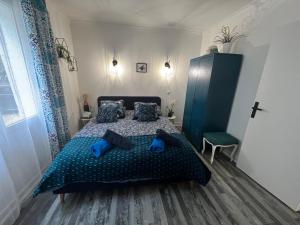 - une chambre avec un lit bleu et des oreillers bleus dans l'établissement Villa piscine & terrain tennis, à Méjannes-le-Clap