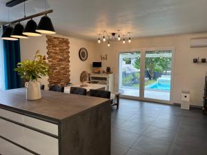 Køkken eller tekøkken på Villa CarpeDiem Cévennes - piscine & terrain tennis