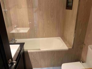 a bathroom with a bath tub and a sink at Apartament a L’Estartit x 4 in Torroella de Montgrí