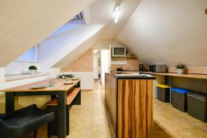 una cocina en el ático con encimeras de madera y encimera en Großes Spree Apartment, 3 Schlafzimmer bis 10 Personen, 4x KfZ Parkplatz, Terrasse, Waschtrockner, Wlan, Netflix, en Cottbus