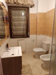 łazienka z toaletą i umywalką w obiekcie Dario's house w mieście Sassari