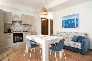 cocina y sala de estar con mesa y sillas en La casa di Terry en Acireale