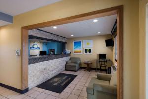 un vestíbulo con sofás y un bar en un hotel en Days Inn by Wyndham Ankeny - Des Moines, en Ankeny