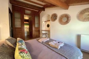 - une chambre avec un lit et 2 serviettes dans l'établissement Charmant 2 pièces cœur de ville d’Ajaccio, à Ajaccio