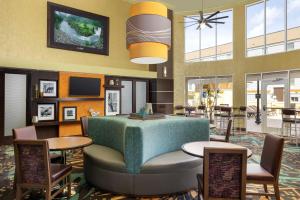 Area lounge atau bar di Hampton Inn & Suites Lake City