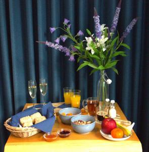 una mesa con comida y bebida y un jarrón de flores en HarTeluk Afsluitdijk Zurich en Zurich