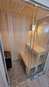 una pequeña sauna con un banco en una habitación en Haugetuft Apartments, en Åmot