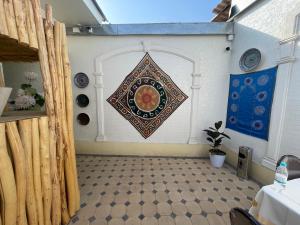 um quarto com uma parede e piso em azulejo em Isfandiyor Hotel em Samarkand