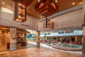 un hall d'hôtel avec une fontaine au centre dans l'établissement Embassy Suites by Hilton Albuquerque, à Albuquerque