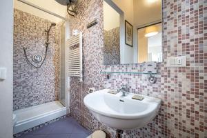Koupelna v ubytování Roommo Cimabue + 11 fotografií