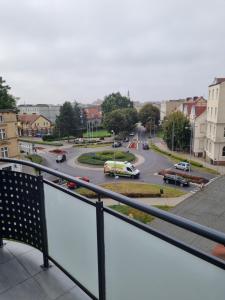d'un balcon offrant une vue sur une rue de la ville. dans l'établissement Apartament Sky, à Leszno
