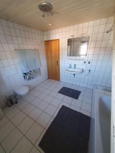 La salle de bains est pourvue de toilettes et d'un lavabo. dans l'établissement Ferienwohnung, à Rheinstetten