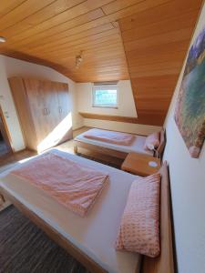 - une petite chambre avec 2 lits dans un bateau dans l'établissement Ferienwohnung, à Rheinstetten