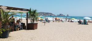 a group of people on a beach with the ocean at Apartament a L’Estartit x 4 in Torroella de Montgrí