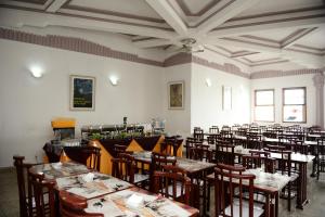 an empty dining room with tables and chairs at Grande Hotel Renascença in Juiz de Fora