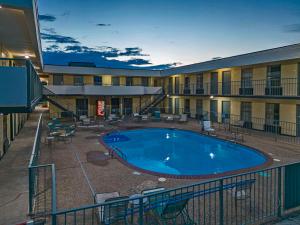 un hôtel avec une grande piscine dans la cour dans l'établissement Quality Inn, à Fayetteville