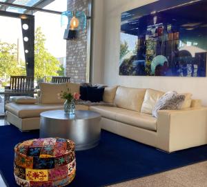 a living room with two couches and a table at Hotel Stadthafen Stade in Stade