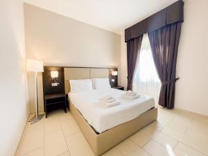 A bed or beds in a room at Brain Apartment Pagani