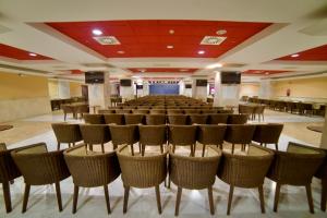 duży pokój z krzesłami i stołami w nim w obiekcie Holiday Premium Resort w mieście Benalmádena