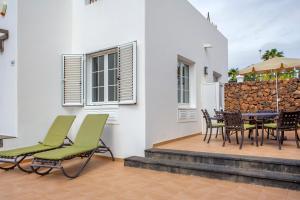 a patio with chairs and a table and a fence at Jardines del Sol in Playa Blanca