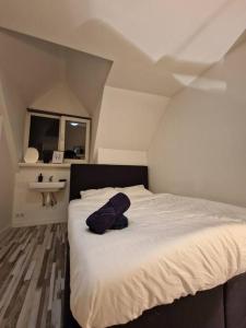 - une chambre avec un lit et un lavabo dans l'établissement Room 505 - Eindhoven by T&S, à Eindhoven