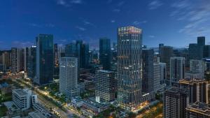 une ligne d'horizon nocturne avec de grands bâtiments dans l'établissement Doubletree By Hilton Nanning Wuxiang, à Nanning