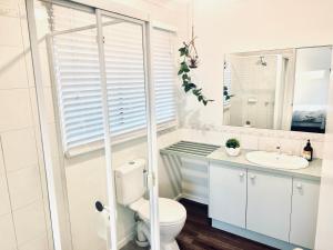 een badkamer met een toilet en een wastafel bij Geelong Bellarine Coastal Stays#Pet Friendly in Clifton Springs