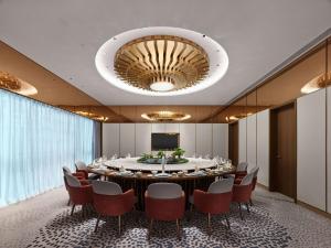 una sala de conferencias con una mesa grande y sillas en Doubletree By Hilton Nanning Wuxiang, en Nanning