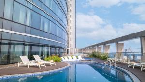 Hilton Kinshasa内部或周边的泳池