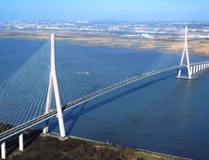 una vista aérea de un puente sobre un cuerpo de agua en Chez K&D T2 Rouge Le Havre, en Le Havre