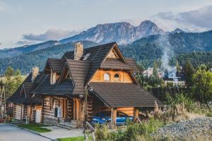 Widok na góry z tego domu w stylu alpejskim