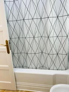 baño con pared geométrica en blanco y negro en Orán Tenerife Suites Ap. 03 en Santa Cruz de Tenerife