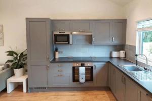 A kitchen or kitchenette at Holly