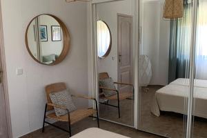 una stanza con specchio e due sedie e un letto di Jacaranda a Tacoronte