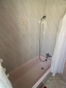 bagno con vasca e tenda doccia di Jacaranda a Tacoronte