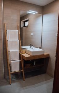 馬亞的住宿－ROTA - Opo airport house，浴室配有盥洗盆、镜子和毛巾