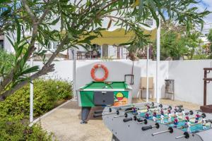 a ping pong table in a backyard with a pool table at Jardines del Sol in Playa Blanca